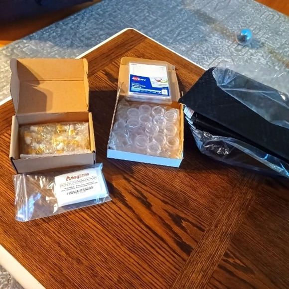 Lot of containers for samples and 5x7 padded mailers. - Picture 1 of 6